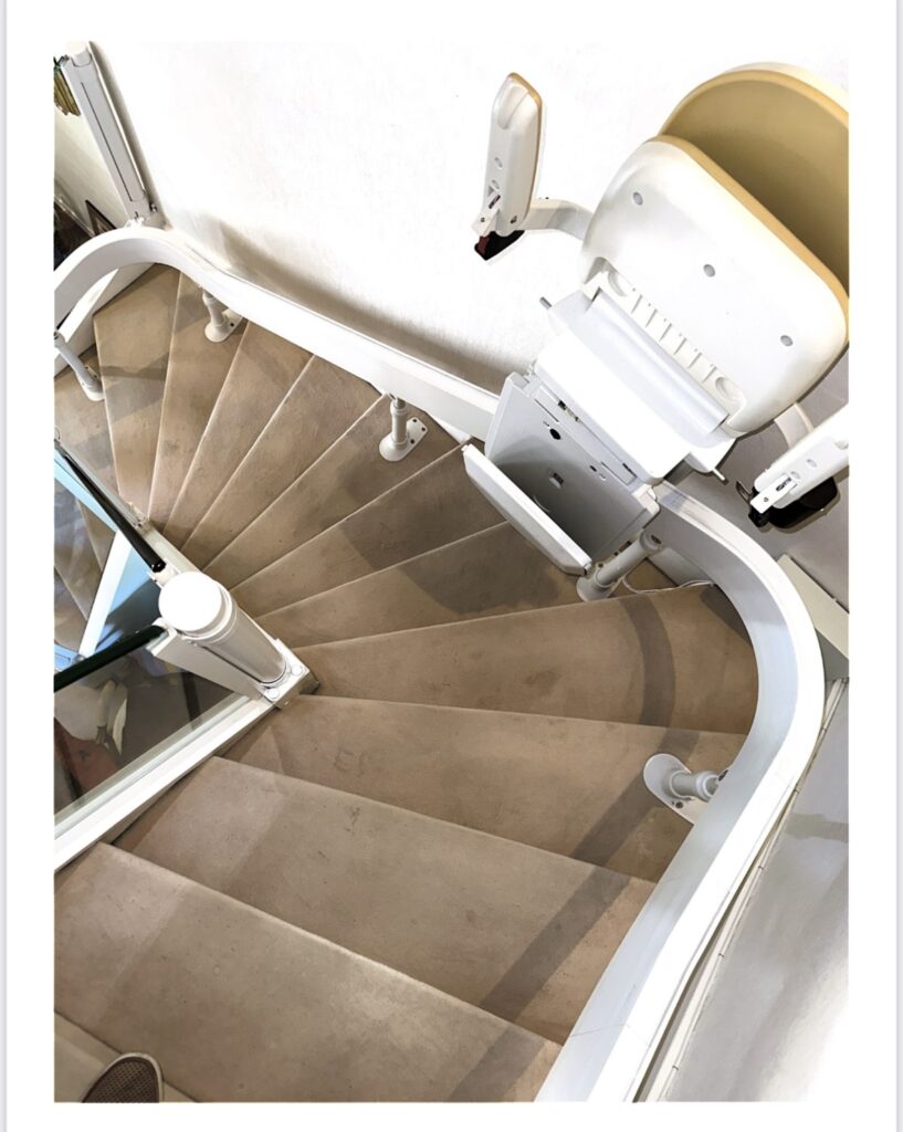 Le monte-escalier est la solution pour éviter les chutes dans l'escalier. Un conseiller de ISA Autonomie vient chez vous étudier le monte-escalier adapté en fonction de votre domicile et de votre état de santé. Le monte-escalier peut s'intégrer dans un escalier droit, avec virages, en colimaçon, à l'intérieur et à l'extérieur. ISA Autonomie est le spécialiste du monte-escalier :  https://isa-autonomie.fr/
