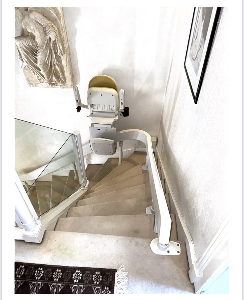Le monte-escalier est la solution pour éviter les chutes dans l'escalier. Un conseiller de ISA Autonomie vient chez vous étudier le monte-escalier adapté en fonction de votre domicile et de votre état de santé. Le monte-escalier peut s'intégrer dans un escalier droit, avec virages, en colimaçon, à l'intérieur et à l'extérieur. ISA Autonomie est le spécialiste du monte-escalier :  https://isa-autonomie.fr/
